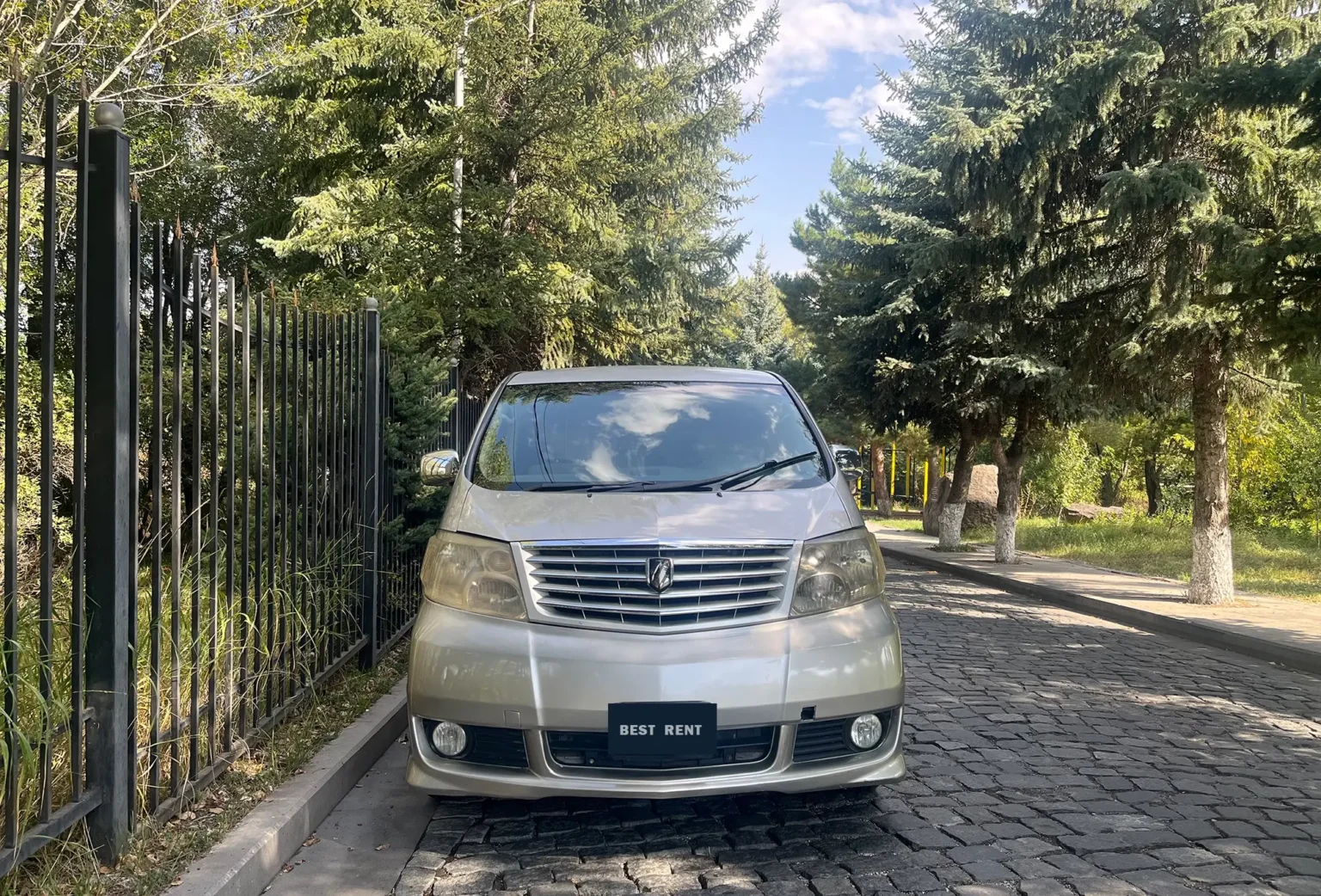 Аренда автомобиля Toyota Alphard minivan в Армении