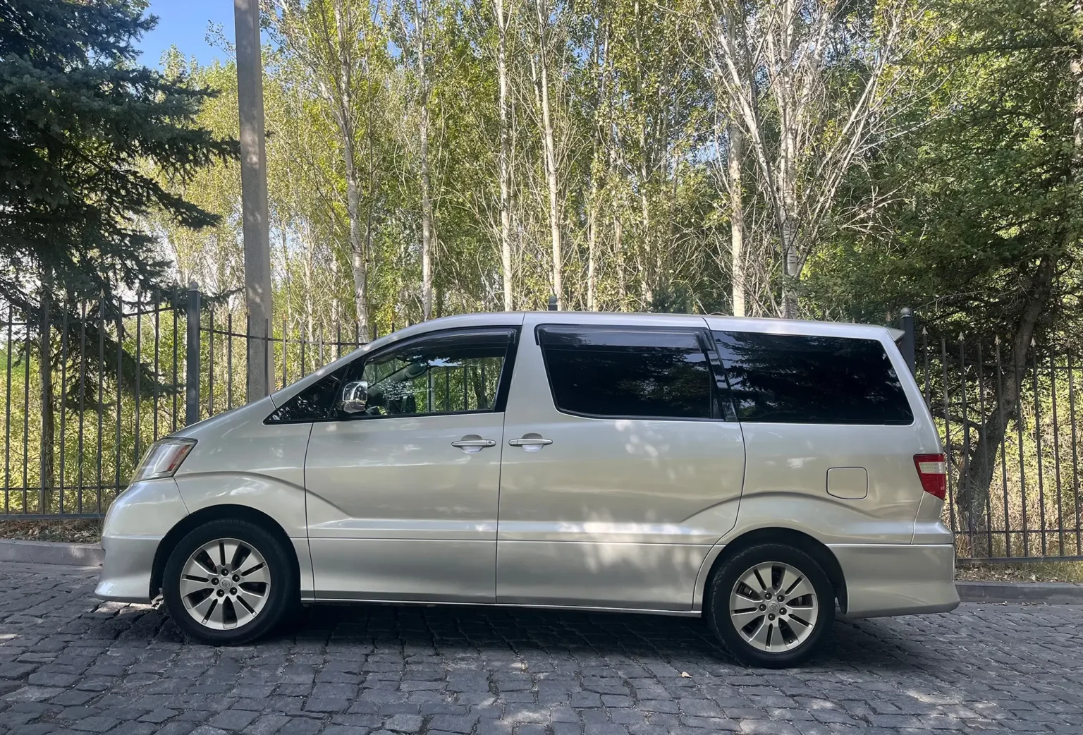 Аренда автомобиля Toyota Alphard minivan в Армении