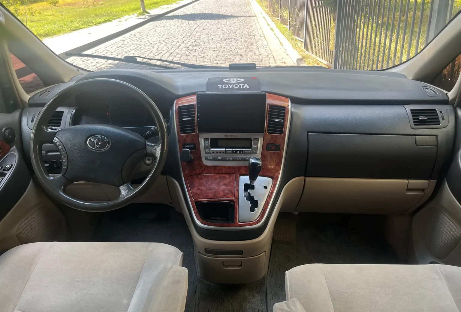 Аренда автомобиля Toyota Alphard minivan в Армении